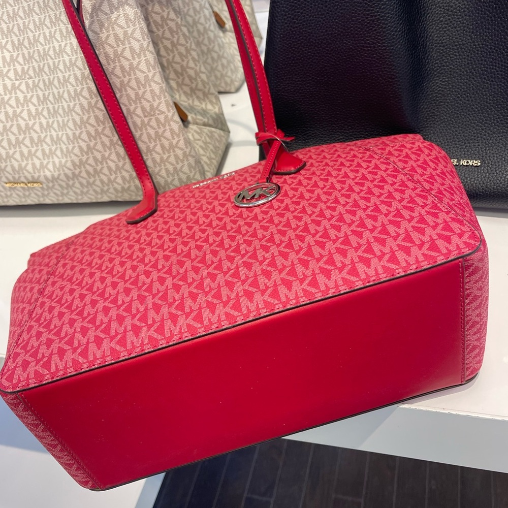 MICHAEL KORS Marilyn Medium Signature Logo Tote Bag
Dark Raspberry
NWT - Picture 8 of 16